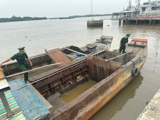 ឆ្មាំព្រំដែន ហូជីមិញ ចាប់ទូកដឹកខ្សាច់ខុសច្បាប់