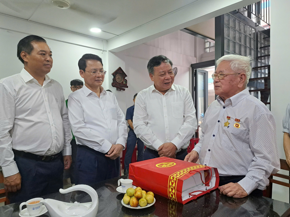 Deputy Secretary of the Hanoi Party Committee Nguyen Van Phong and Vice Chairman of the Hanoi People's Council Pham Qui Tien and the delegation visited and presented gifts to Mr. Nguyen Nhu Thien.