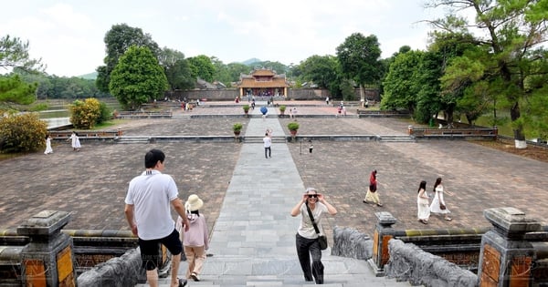 La tumba del rey Minh Mang de la dinastía Nguyen en Hue tiene una arquitectura enorme y majestuosa, la calle Than Dao de 700 m de largo.