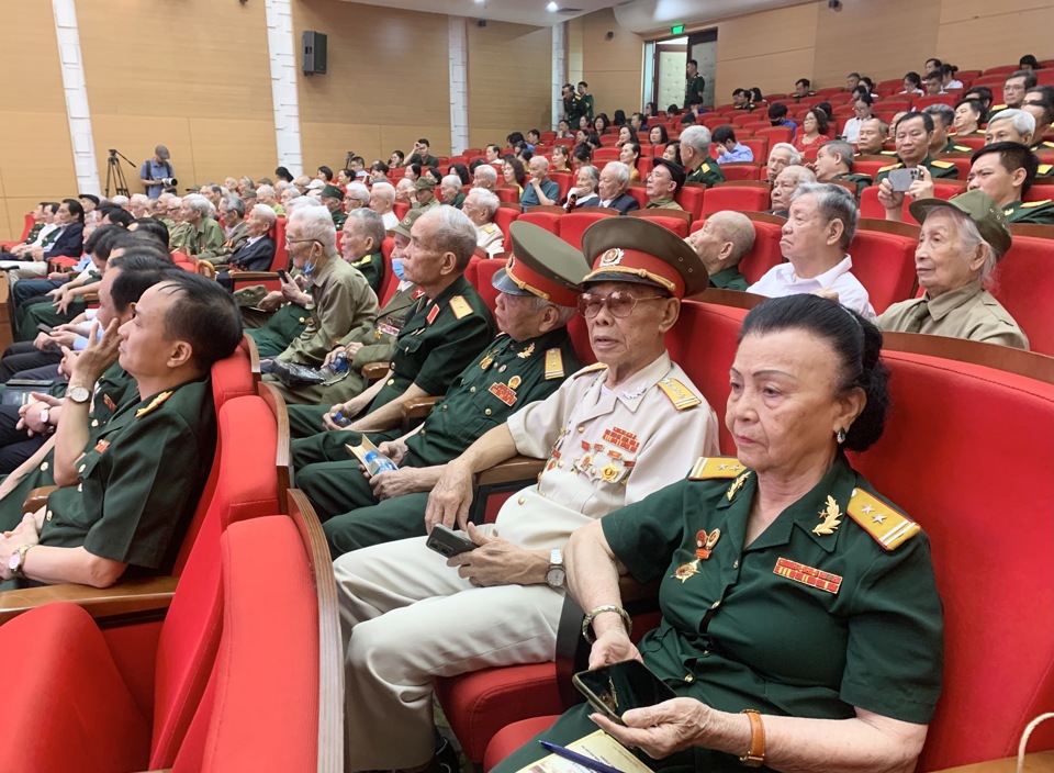 Scène de la rencontre avec les soldats, les jeunes volontaires et les travailleurs de première ligne qui ont directement participé à la campagne de Dien Bien Phu