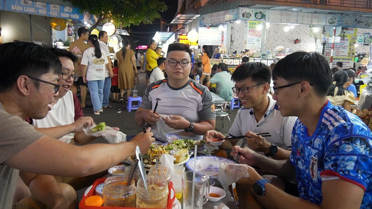 La rue gastronomique nocturne de Quy Nhon attire les visiteurs