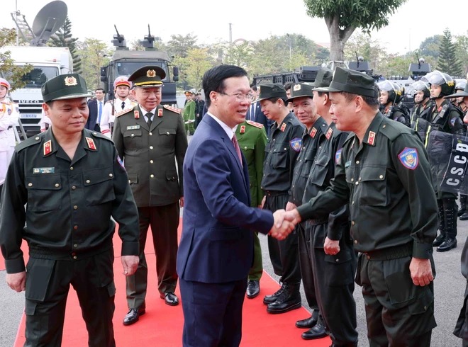 Chủ tịch nước Võ Văn Thưởng với lãnh đạo, sỹ quan chỉ huy Bộ Tư lệnh Cảnh sát Cơ động. Ảnh: Phạm Kiên