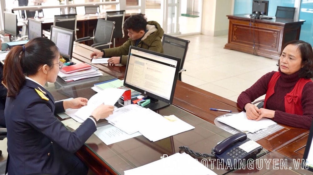 مودیان مالیاتی مراحل اداری را در اداره خدمات یکپارچه اداره مالیات انجام می‌دهند. عکس: T.L