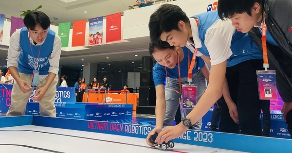 Thrilling 'robot' competition of high school students in Central Vietnam