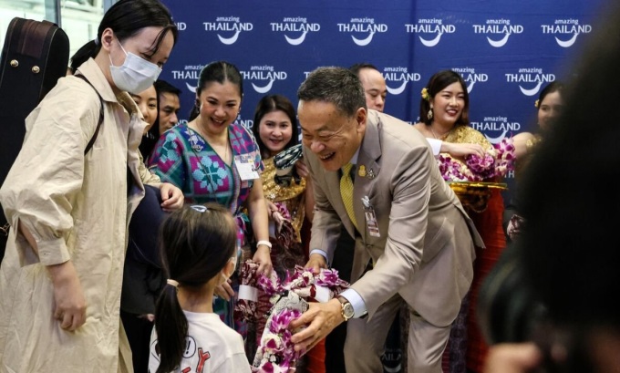 Der thailändische Premierminister Srettha Thavisin begrüßt chinesische Touristen am Flughafen Suvarnabhumi in Bangkok. Foto: Bloomberg