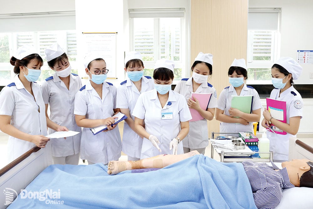 Les étudiants en soins infirmiers du Dong Nai Medical College s'exercent sur un modèle à l'école