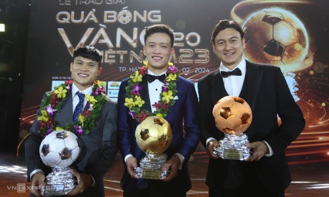 Nguyen Hoang Duc (middle) won the Vietnam Golden Ball 2023. Photo: Duc Dong