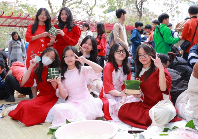 Schüler der Luong The Vinh Secondary and High School in Hanoi erleben am 27. Januar die Zubereitung von Chung-Kuchen. Foto: Zur Verfügung gestellt von der Schule