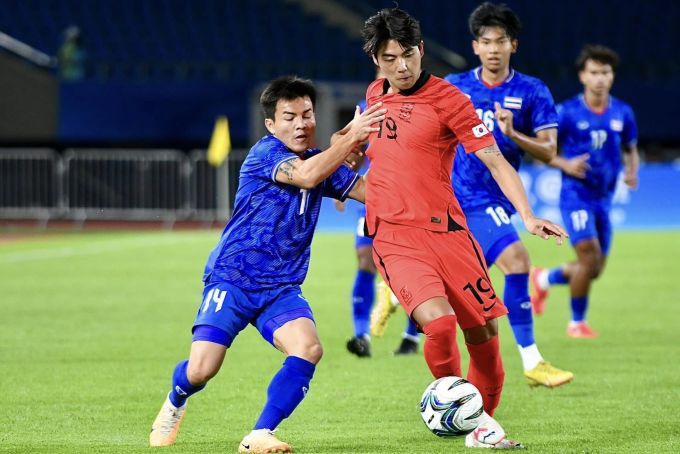 Thailand (blue shirt) lost 0-4 to South Korea (red shirt) in the first half. Photo: FAT