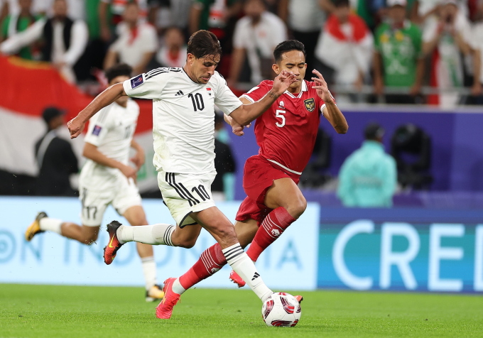 Rizky Ridho (maillot rouge) en conflit avec Mohanad Ali (maillot blanc) lors du match où l'Indonésie a perdu 1-3 contre l'Irak lors de la phase de groupes de la Coupe d'Asie 2023. Photo : AFC