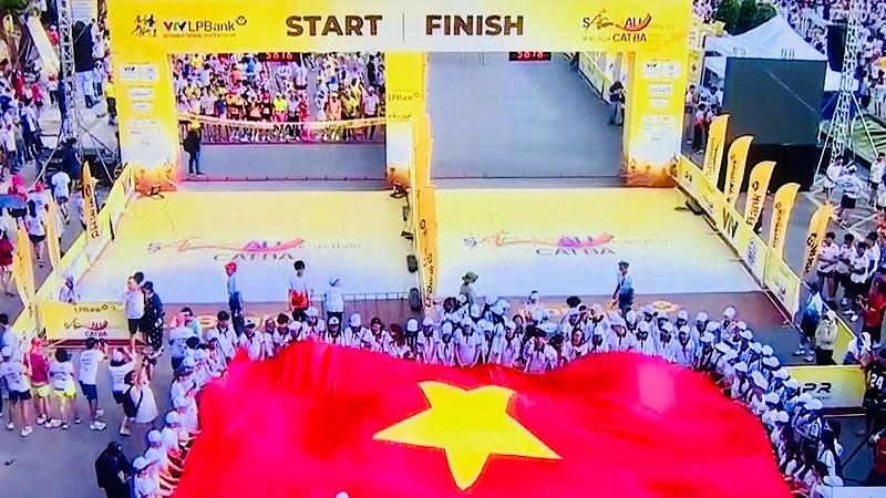 Sôi động Giải Marathon Quốc tế Sắc màu hoàng hôn Cát Bà 2024