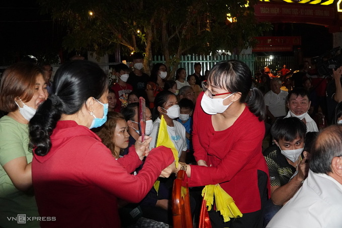 Los intérpretes de Bai Chon sostienen tarjetas de bambú e invitan a todos a unirse para cantar Bai Choi. Foto: Thanh Dung