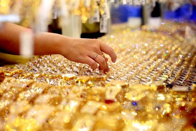 Gold prices continue to plummet