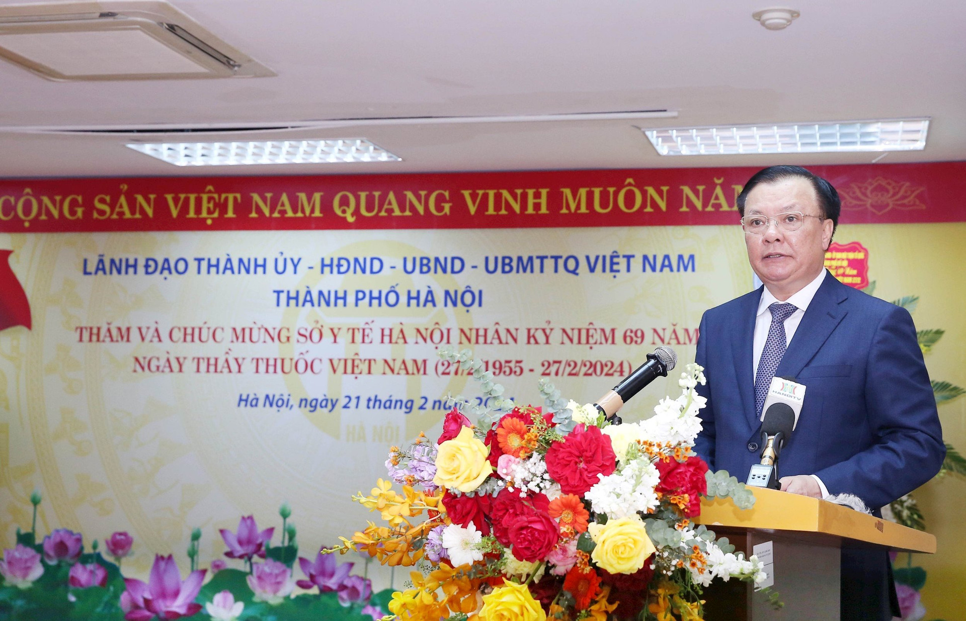 Der Sekretär des Parteikomitees von Hanoi, Dinh Tien Dung, gratulierte den Kadern, Ärzten und Krankenschwestern des Gesundheitssektors der Hauptstadt anlässlich des 69. Jahrestages des Vietnam Doctors' Day -0