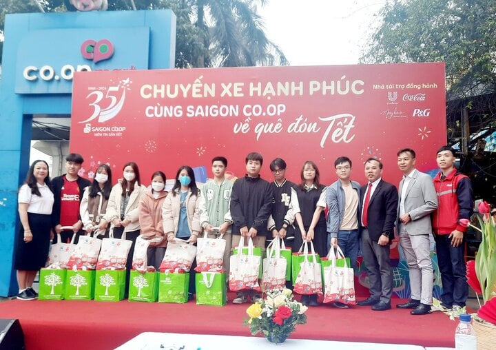 Chuyến xe hạnh phúc xuất phát từ Hà Nội đi các tỉnh mièn Bắc - Tây Bắc.