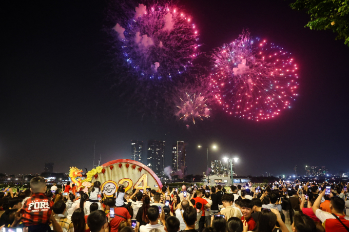 Während des Neujahrs erstrahlen am Himmel von Ho-Chi-Minh-Stadt Feuerwerke. Foto: Quynh Tran