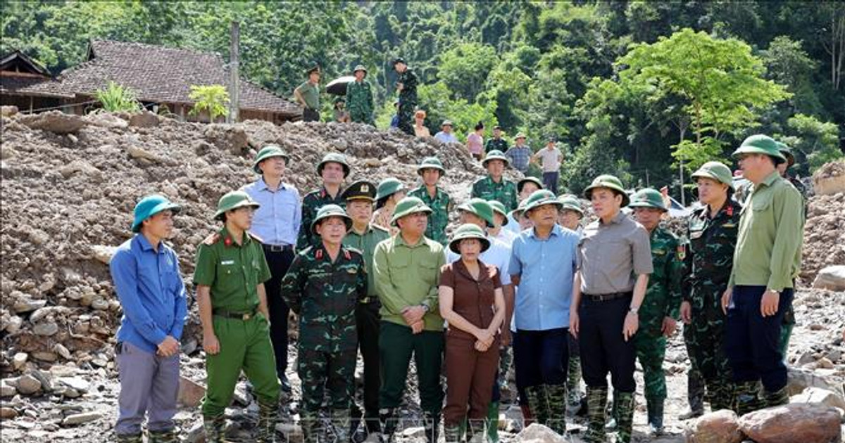 Deputy Prime Minister Tran Luu Quang inspects the recovery of flash floods in Muong Pon commune.