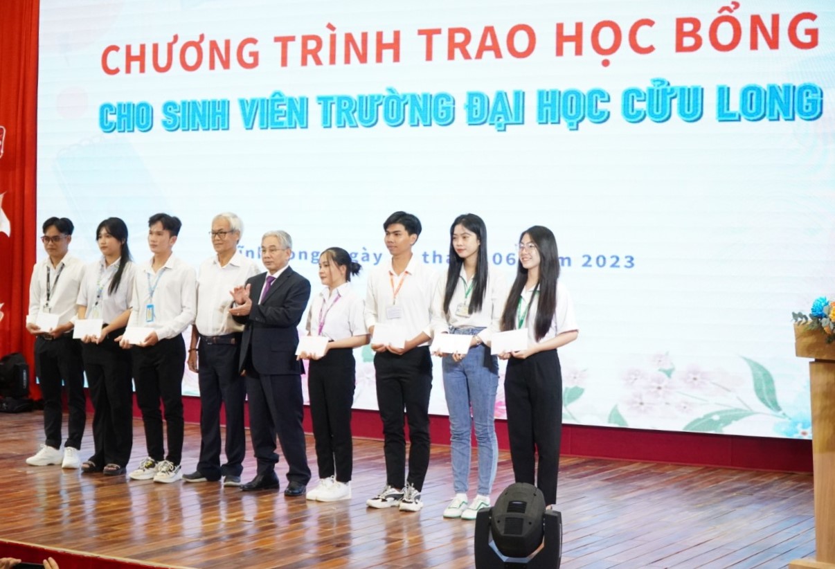 Trường ĐH Cửu Long trao học bổng trị giá 146 triệu đồng cho 25 SV học giỏi - Ảnh 1.