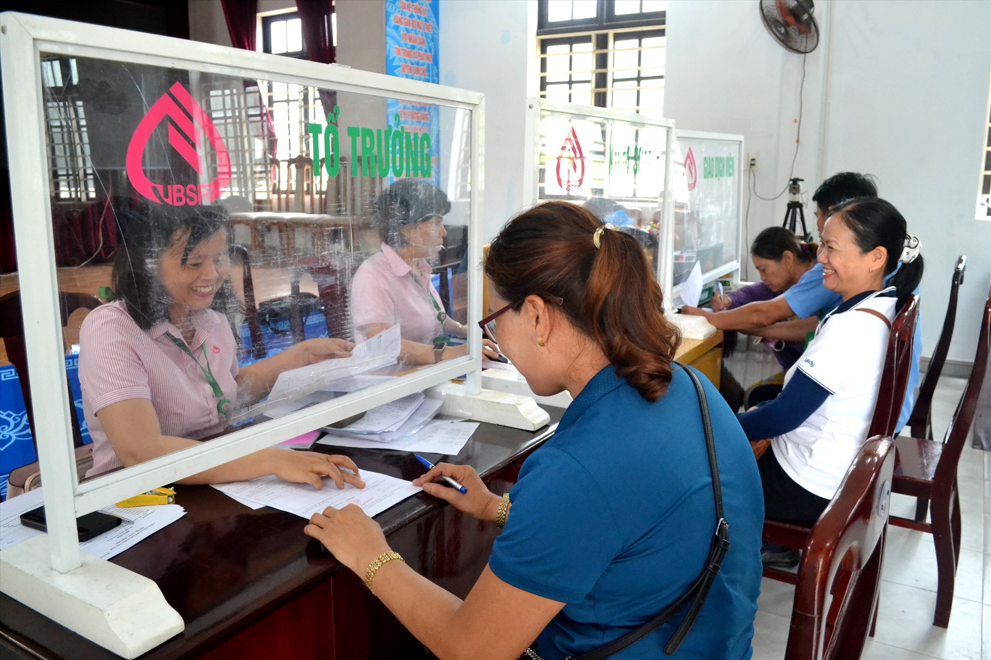 La succursale provinciale de la Banque des politiques sociales fournit des capitaux aux ménages pauvres et aux bénéficiaires des politiques au point de transaction du quartier de Cam An (Hoi An). Photo : Q.VIET