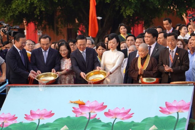 Präsident Vo Van Thuong und seine Frau sowie im Ausland lebende Vietnamesen lassen in Ho-Chi-Minh-Stadt Karpfen frei