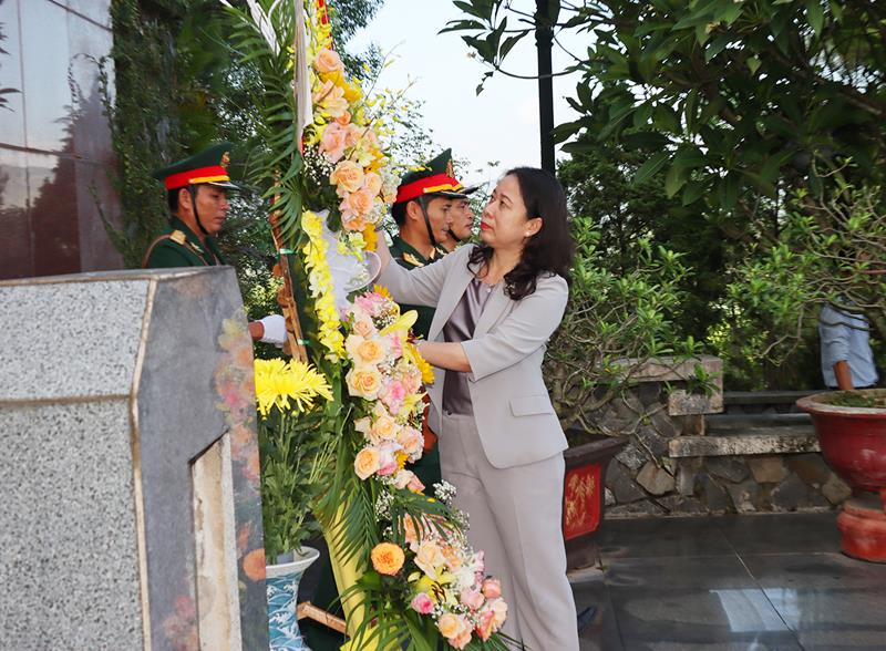 Vizepräsident von Vietnam Thi Anh Xuan Dang Huong und Geschenke an Familien in der Provinz Ha Tinh 1