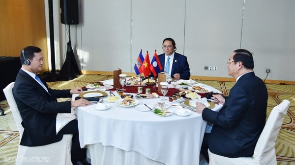 팜민친 총리는 라오스와 캄보디아 총리와 함께 아침 식사를 하고 협력했습니다.