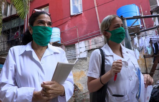 Nhân viên y tế tới từng hộ gia đình để điều tra dịch tễ tại La Habana, Cuba. Ảnh: TTXVN ảnh 2