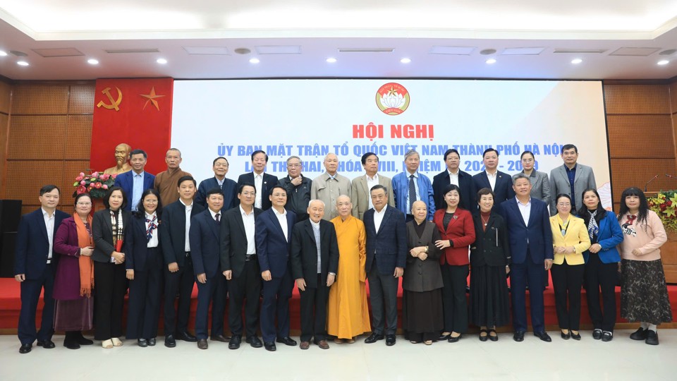 Der Vorsitzende des Volkskomitees von Hanoi, Tran Sy Thanh, und das Ständige Komitee des Komitees der Vietnamesischen Vaterländischen Front von Hanoi machten Erinnerungsfotos mit den Delegierten.