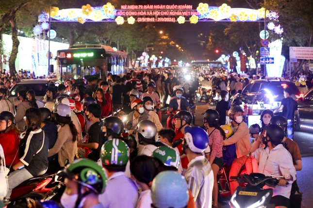 호치민시 크리스마스 이브에 미녀들이 아름다움을 뽐냈다 (사진 8)