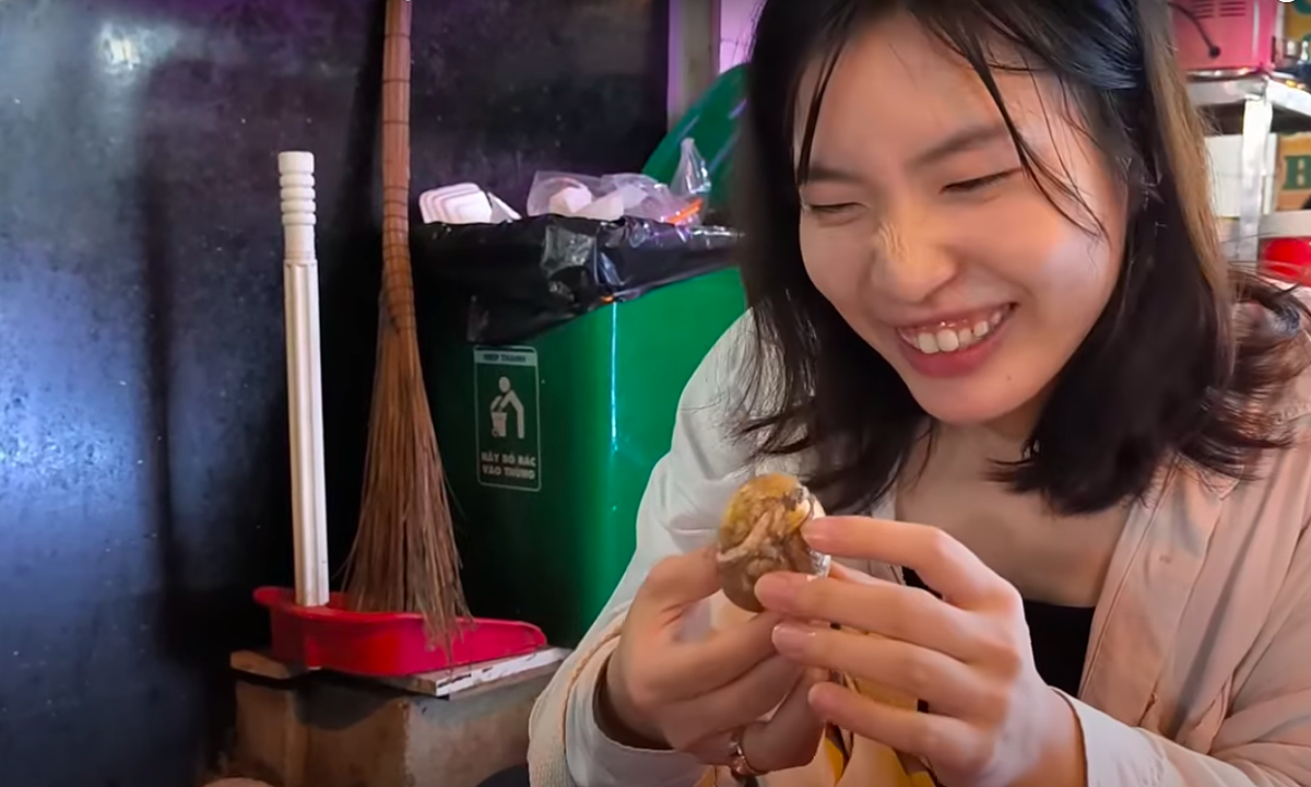 Reaction of Japanese tourists eating balut for the first time