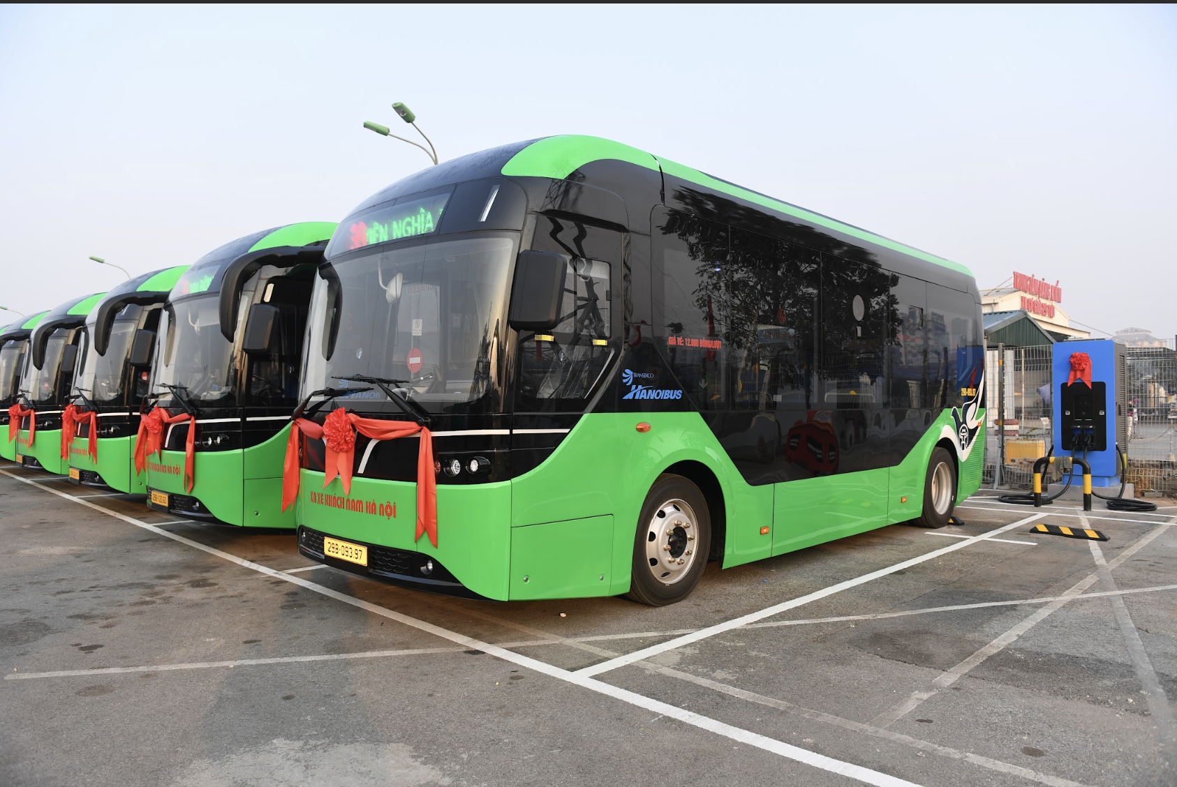 Primer plano del nuevo modelo de autobús eléctrico urbano lanzado por Vinfast