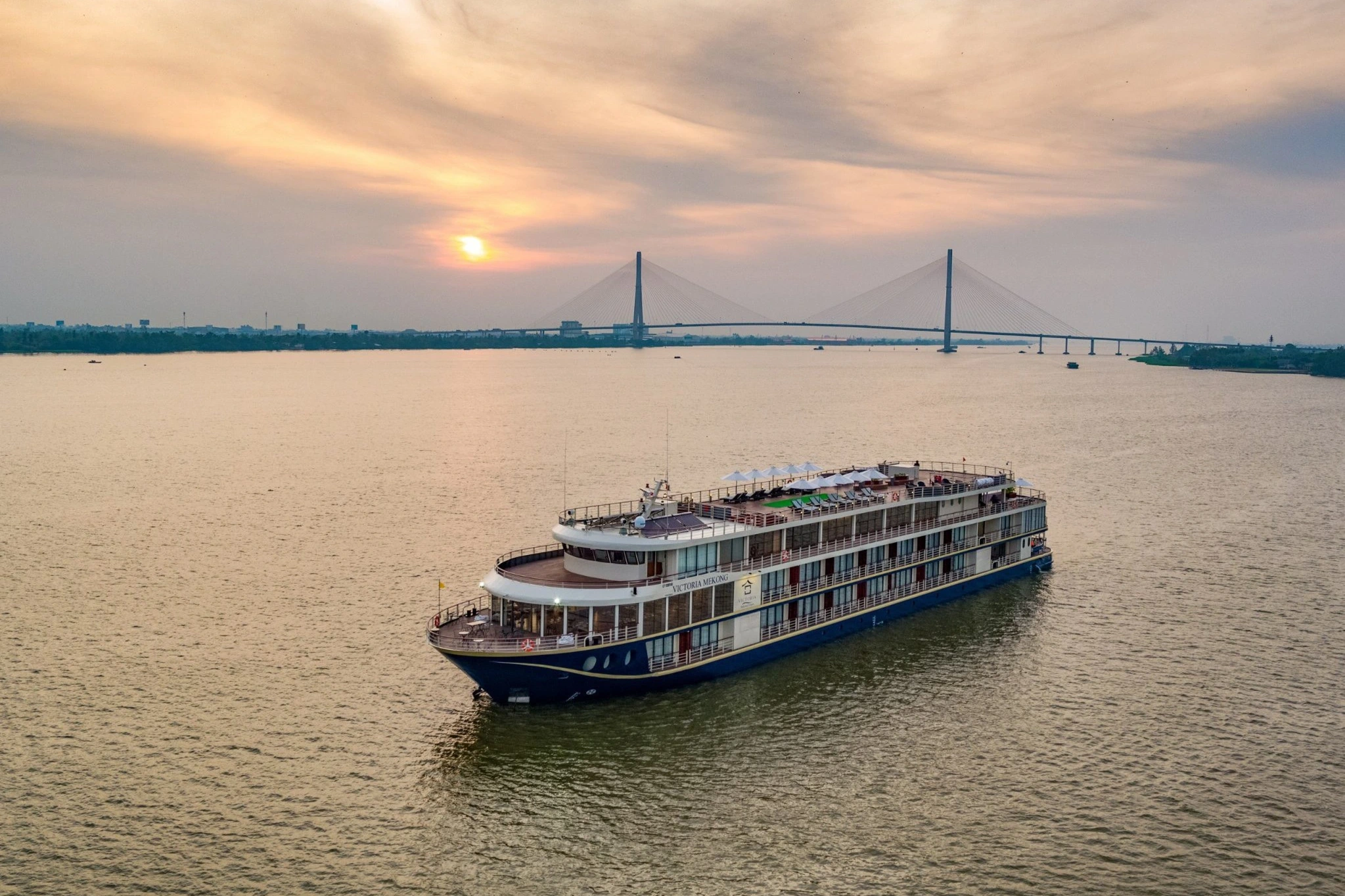 Primer plano de un yate de un millón de dólares en el río Mekong: tiene campo de golf y cine