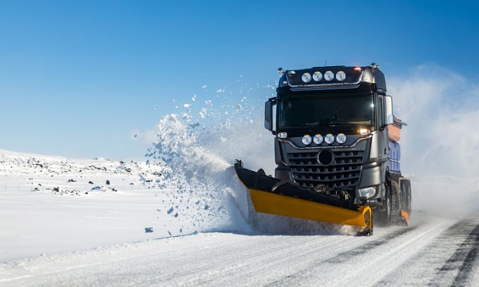 La sopladora de nieve limpia la nieve de la carretera. Foto: CFP