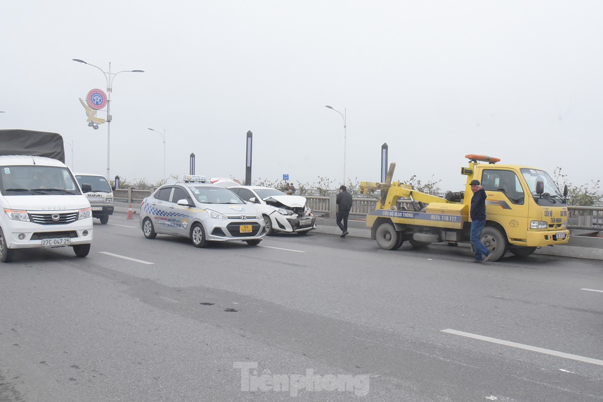 ヴィントゥイ橋は2台の車が衝突した事故により朝から正午まで渋滞した。写真1