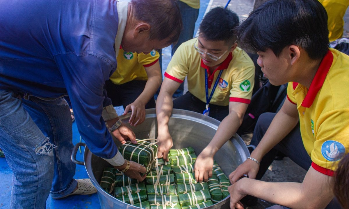 Sinh viên gói 500 bánh chưng tặng bác lao công, bảo vệ