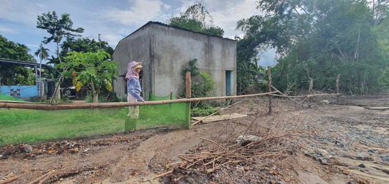 Dù đã nâng nhà, nước và bùn đất vẫn vô nhà chị Đoàn Thị Kiểu khi có mưa. Ảnh: XUÂN QUỲNH ảnh 3