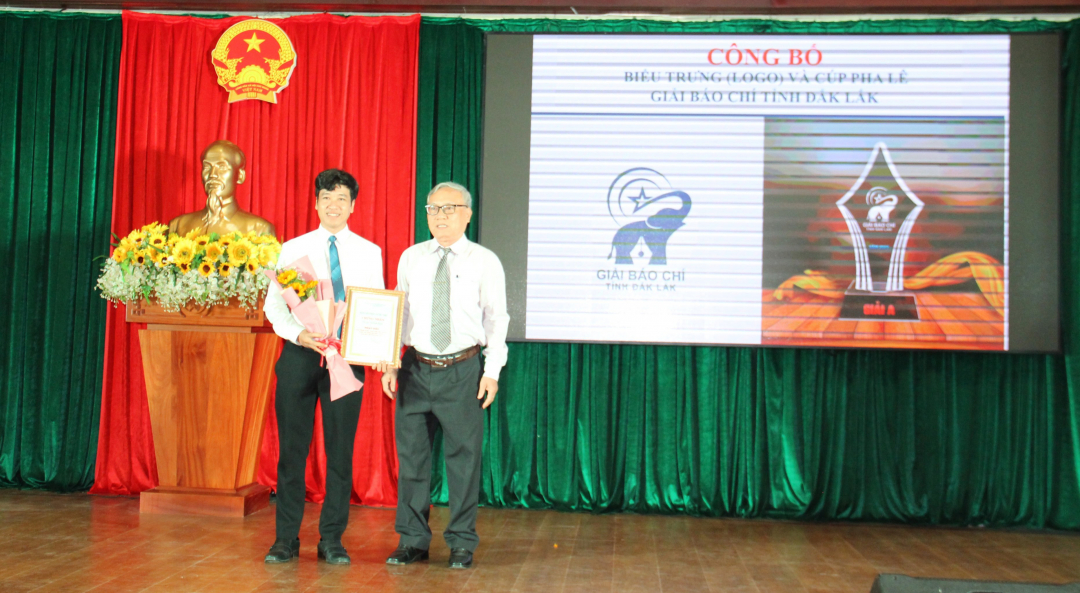 Author Ly Anh Tuan (left cover) has a work that won the symbolic prize of Dak Lak provincial press award.