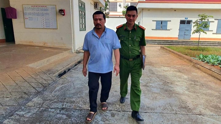 Le Dinh Phi lors de son arrestation par la police (Photo : CACC)