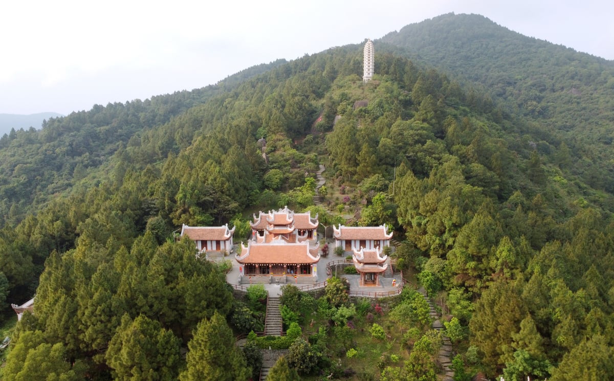 La pagode « première Hoan Chau » sur la montagne Hong Linh