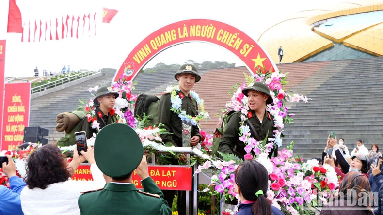 Thanh niên Lâm Đồng nô nức lên đường thực hiện nghĩa vụ thiêng liêng với Tổ quốc ảnh 4