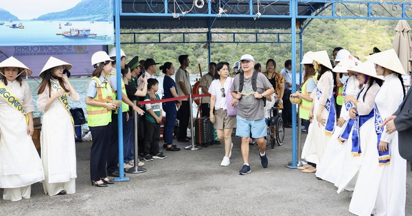 2,200人の観光客を乗せた国際船がコンダオ島に到着