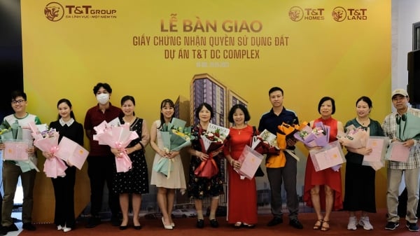 Cư dân T&amp;T DC Complex chính thức nhận bàn giao giấy chứng nhận quyền sử dụng đất