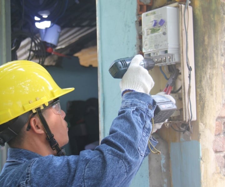 遠隔測定機能付きのメーターに交換し、毎月末に電気を記録する方式に切り替えたため、ホーチミン市の多くの家庭の電気料金が上昇した。 （写真：ミン・ティ）