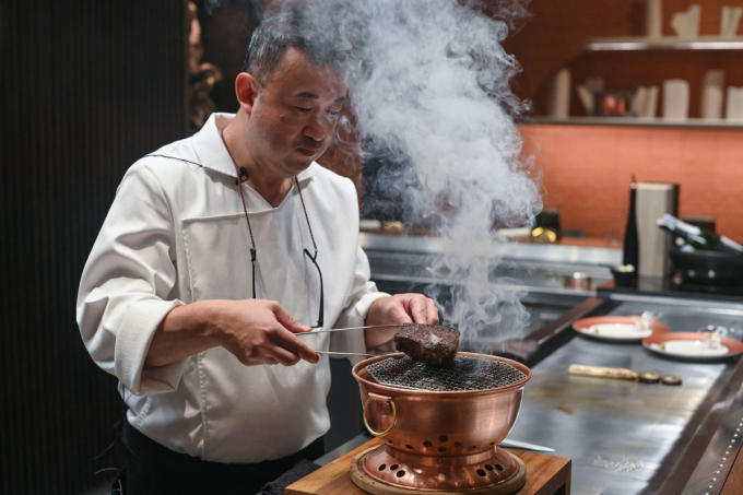 Der Restaurantbereich Hibana by Koki (linkes Foto) und der Küchenchef Yamaguchi Hiroshi (rechtes Foto) wurden von Herrn Yoshida persönlich ausgewählt.