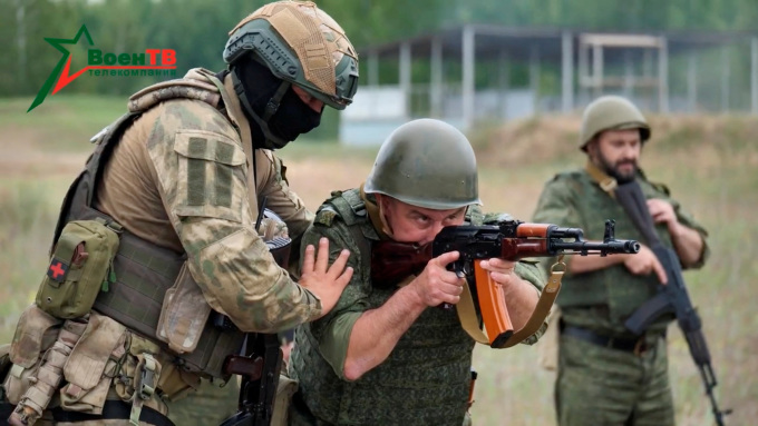 Ein Wagner-Mitglied trainiert am 14. Juli belarussische Soldaten in der Nähe der Stadt Ossipowitschi in Weißrussland. Foto: Reuters