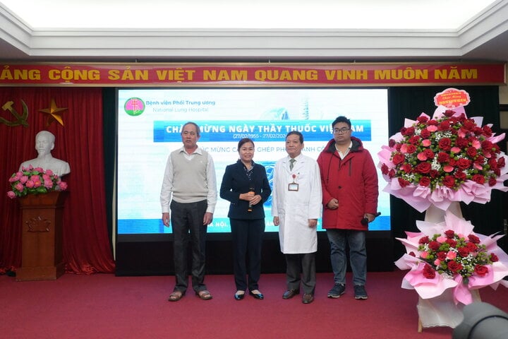 Der männliche Patient Nguyen Xuan T. (Bim Son, Thanh Hoa) ist vier Jahre nach einer Lungentransplantation gesund.