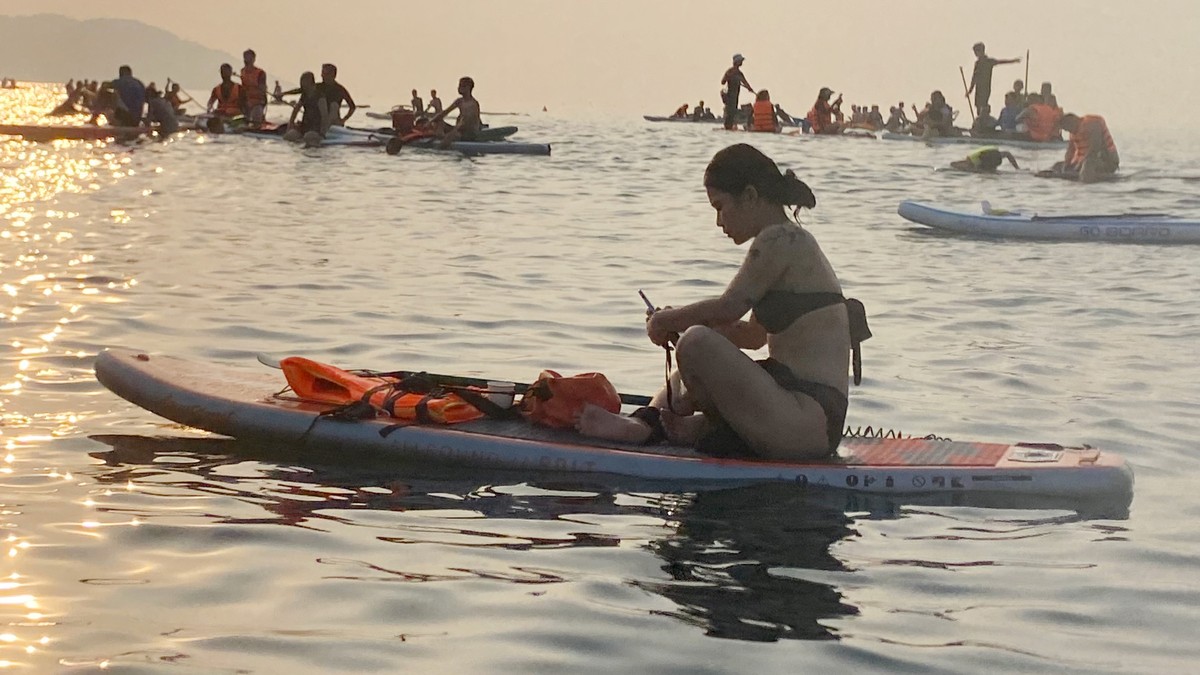 Young people eagerly paddle Sup to watch the sunrise on Da Nang beach photo 16