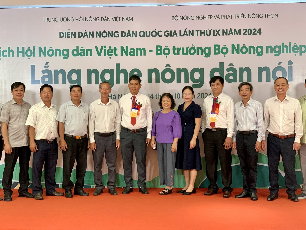 8 tỷ phú nông dân trong một chi hội ở Bình Dương book vé bay ra Hà Nội cổ vũ nông dân xuất sắc 2024 - Ảnh 2.