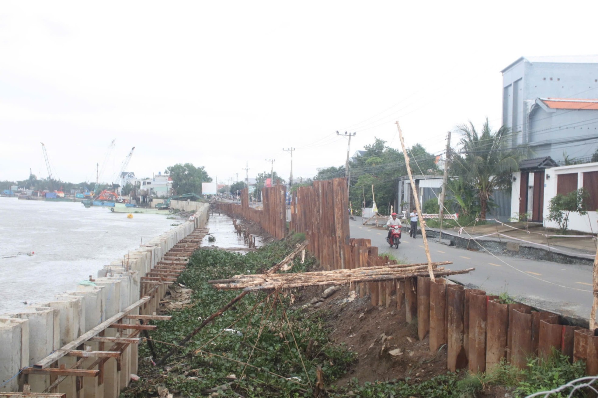 Long An urgently fixes subsidence on Provincial Road 826C connecting to Ho Chi Minh City photo 4