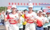 Miss Do Thi Ha und Thanh Thuy glänzen auf der Strecke des Tien Phong Marathon 2024